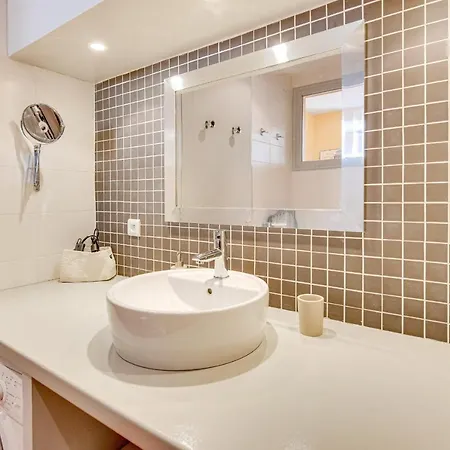 Charming Apt In The Golden Square